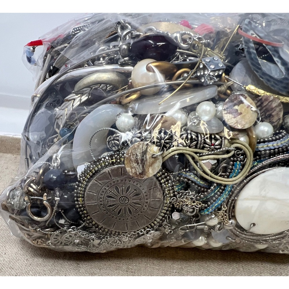 Vintage & Modern Gold & Silver Tone Mixed Metal Scrap/Wearable Jewelry Lot 8lbs - Picture 16 of 16